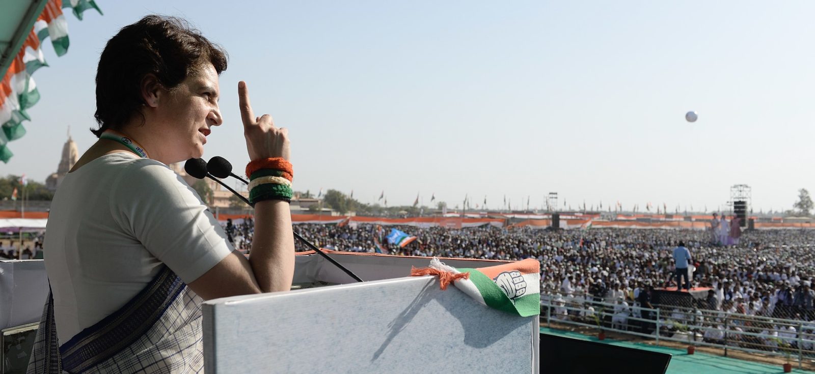 Приянка Ганди выступает на демонстрации ИНК в Гуджарате